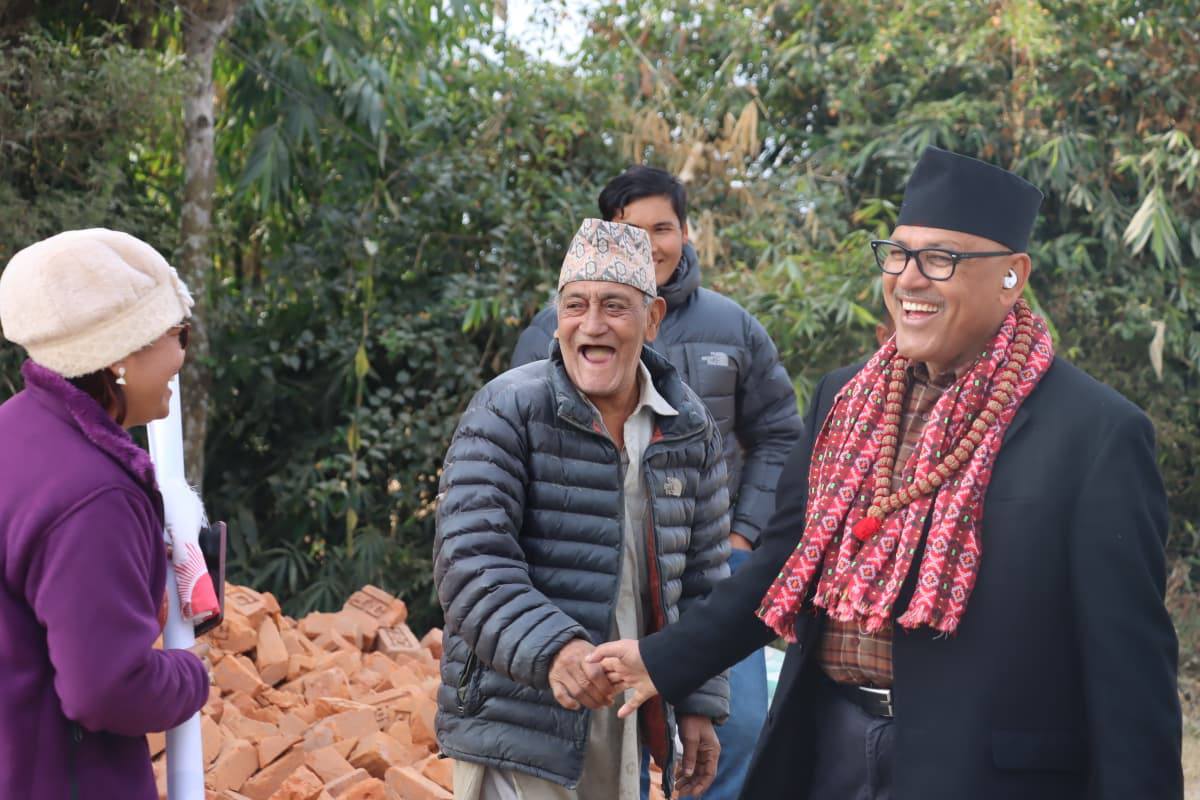 पूर्वराजदूत डा.कार्की चुनावी मैदानमा : सात बुँदे प्रतिवद्धता पत्र लिएर मतदाता भेट्दै