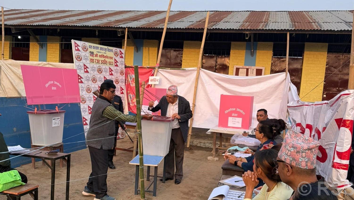 पूर्वसभामुख देवराज घिमिरेद्वारा झापाबाट मतदान, मतदातालाई सहभागी हुन आग्रह